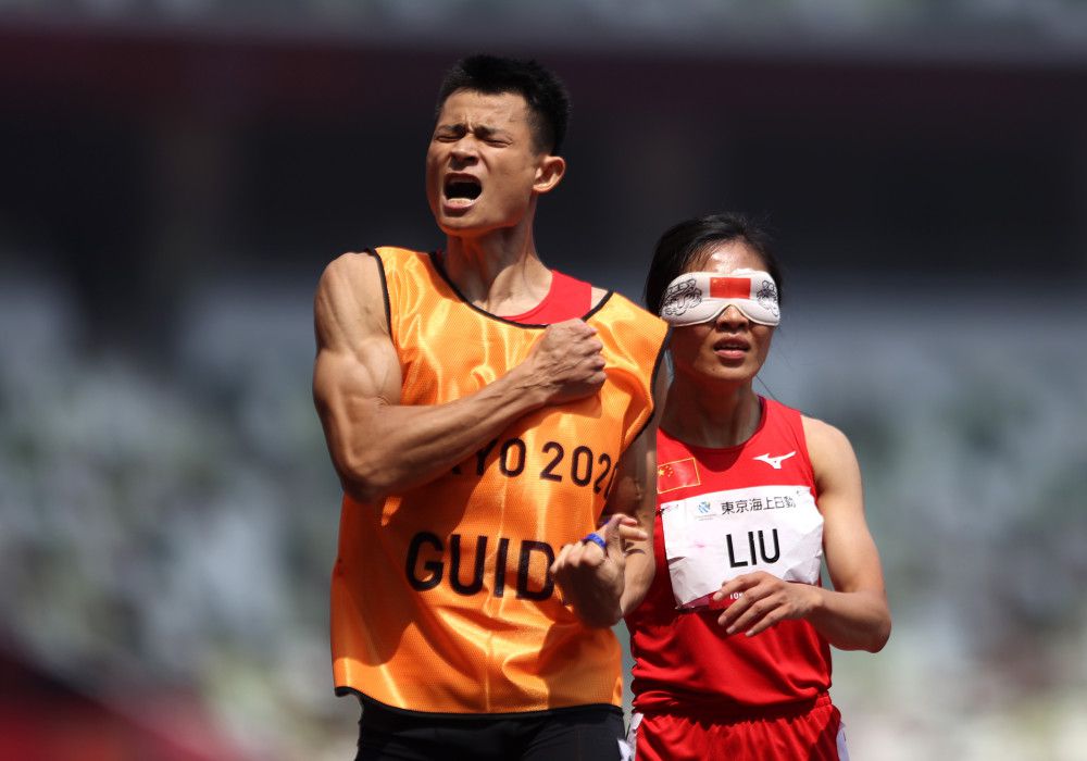 这是葛弗雷国际仓储公司的最后一天工作日，在公司行将裁撤之际，以各样体例践踏公司员工的总裁葛弗雷及姊姊以斯帖，竟然承诺出席这场员工所主办的部分裁撤派对，期近将掉业的员工与团体总裁之间，为难氛围不单让排场逐步掉控，也将致使一场意想不到的扑灭性灾害。